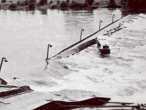 Reichsbrücken-Einsturz 1976: die eingestürzte Brücke mit dem Autobus der Linie 26A