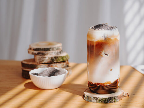 J. Hornig Iced Latte: Germknödel Latte mit Powidl und Mohn