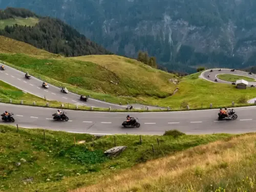 Harley-Davidson Charity-Tour: Motorrad-Kolonne auf der Jubiläumstour durch Österreich