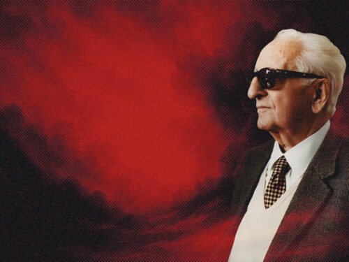 Auf der rechten Bildseite ist das Profil von Enzo Ferrari mit Hemd, Krawatte und Sakko vor einem rot-schwarz schraffierten Hintergrund zu sehen.