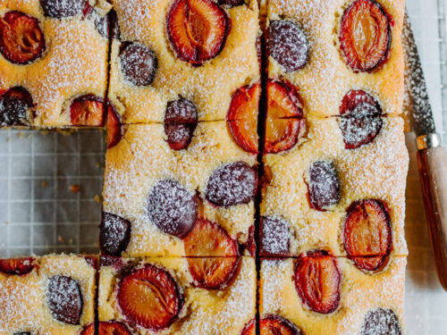 Saftiger Zwetschkenkuchen mit Zwetschken bedeckt, bestreut mit Staubzucker