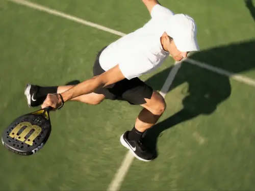 Spieler beim Aufschlag auf einem Padel-Court von smash in Österreich