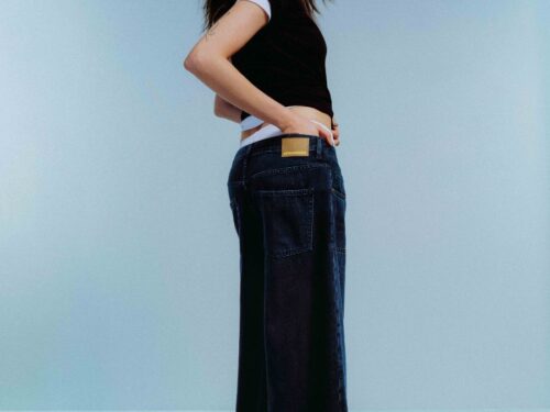Cara Delevingne für ArmedAngels in der DETOXDENIM-Kampagne „Never the Expected“, Wide-Leg-Jeans