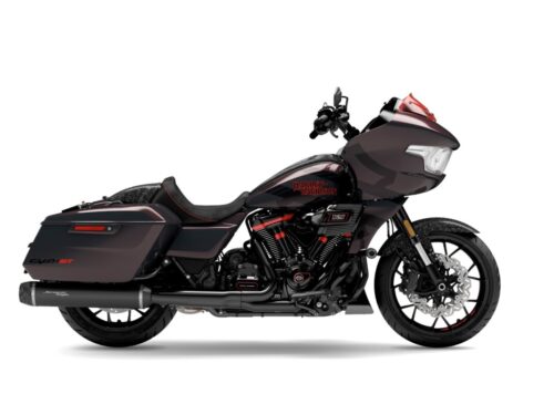 Ein dunkelgraues Harley-Davidson CVO Road Glide ST Motorrad in Seitenansicht vor weißem Hintergrund.